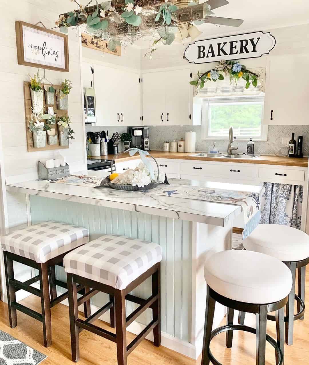 Modern Farmhouse Kitchen Décor Idea - Soul & Lane