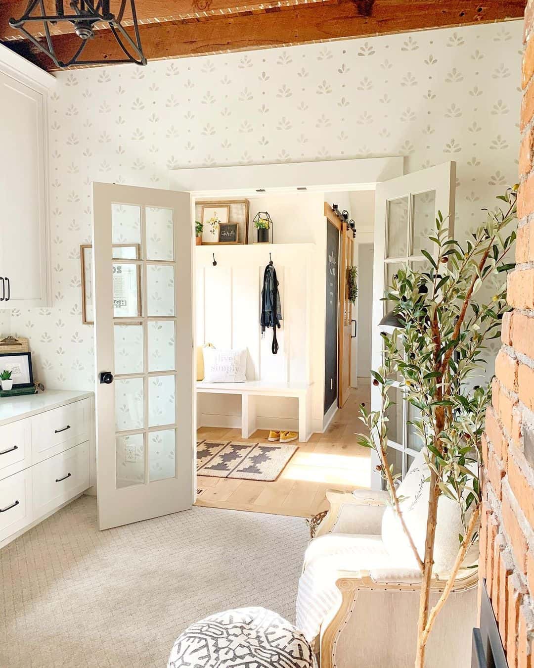 34 Best Modern Farmhouse Wallpapers for a Stunning Design