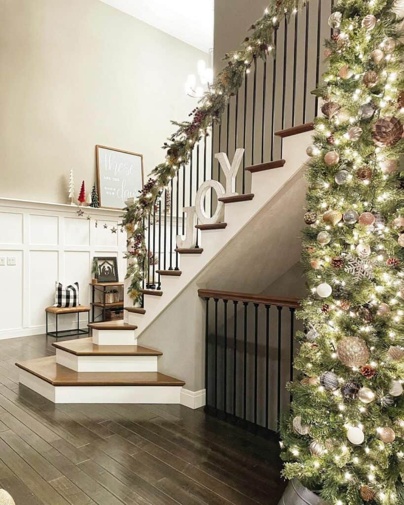 Modern Farmhouse Staircase With Festive Décor