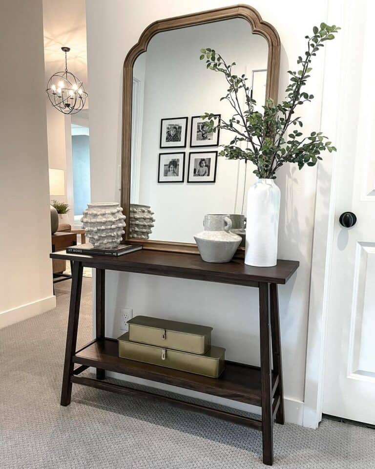 Modern and Natural Décor for Hallway