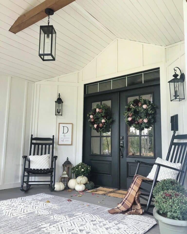 Neutral Autumn Wreath Ideas for a Black and White Front Porch