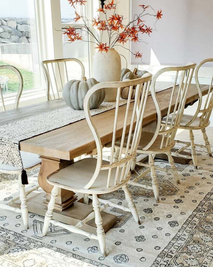 Neutral Vintage Dining Room Décor