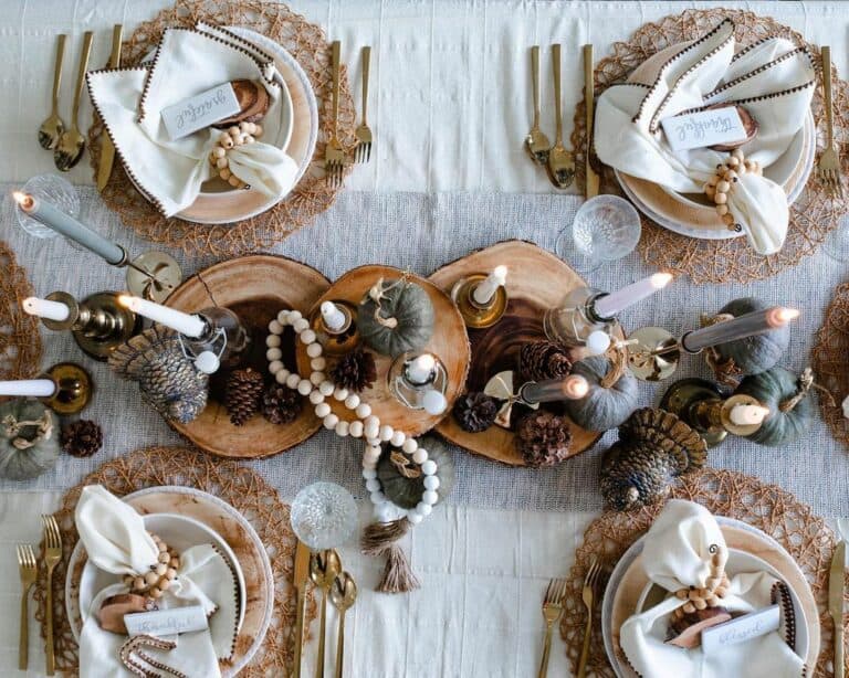 Neutral-toned Modern Thanksgiving Table Décor