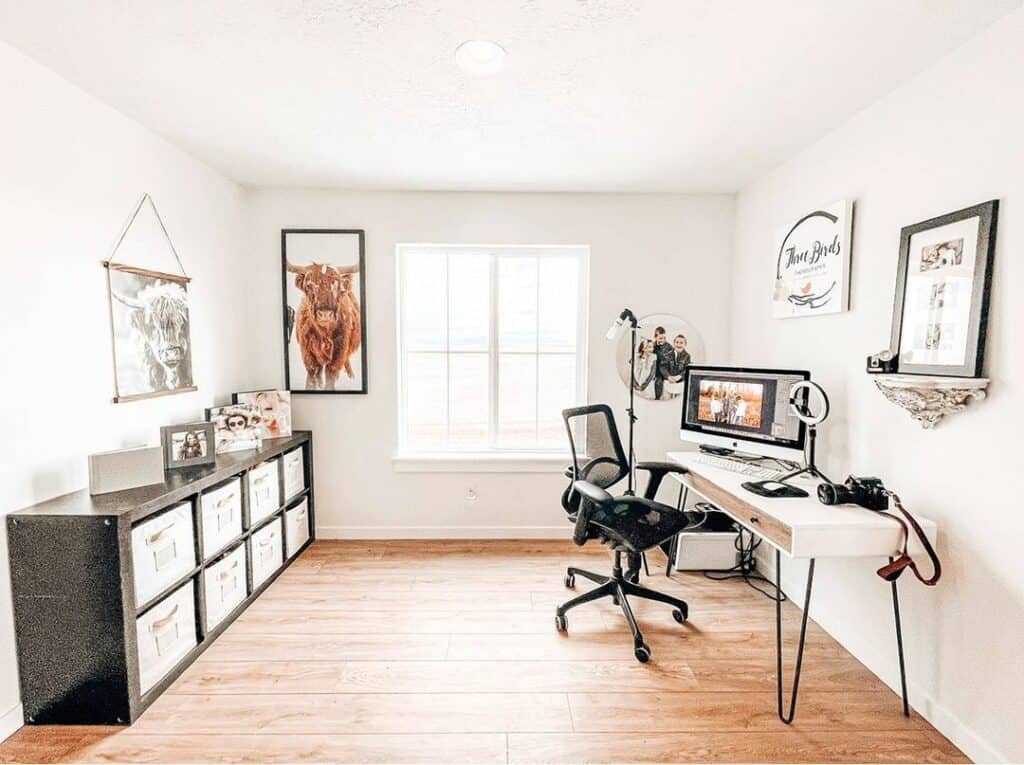 Open Space Farmhouse Home Office Décor