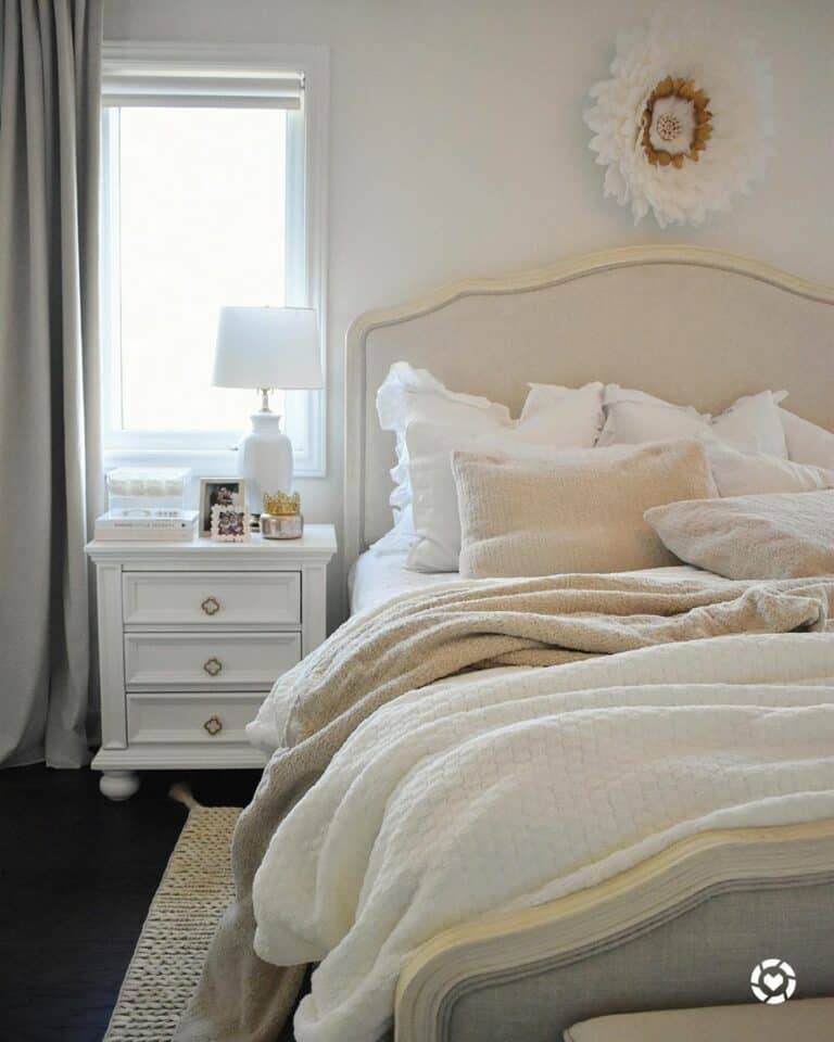 Peaceful Bedroom Idea With Plush Fabrics
