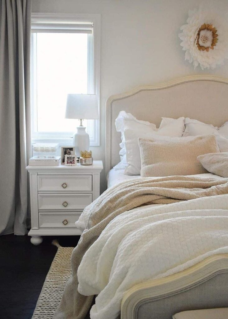 Peaceful Bedroom Idea With Plush Fabrics