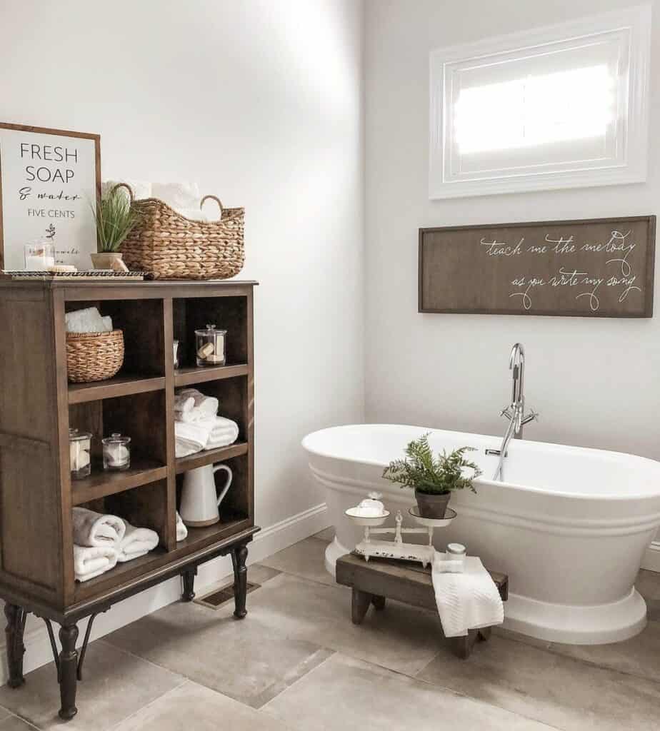 Quaint Rustic Farmhouse Bathroom With Neutral Tile Bathroom Flooring