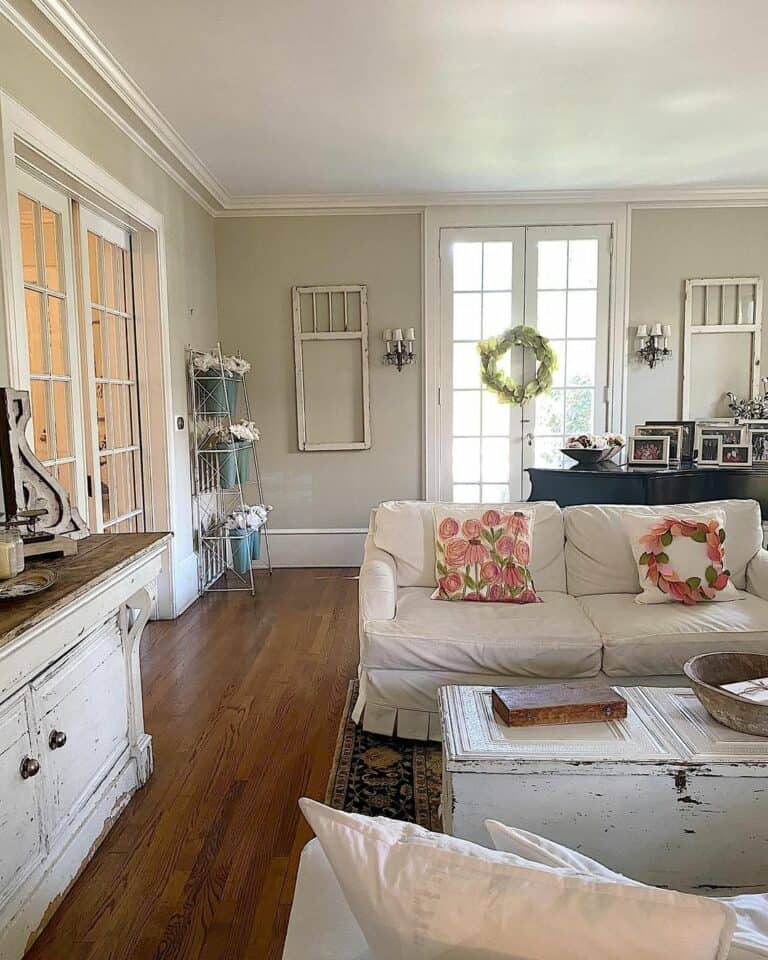 Rustic Living Room With Ceiling Trim