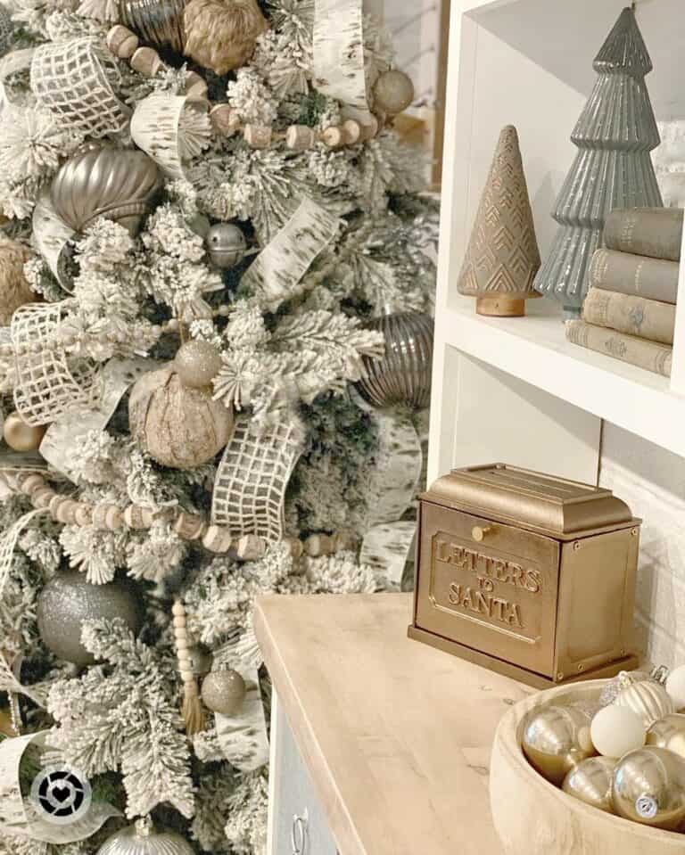 Rustic White and Metallic Christmas Tree Décor