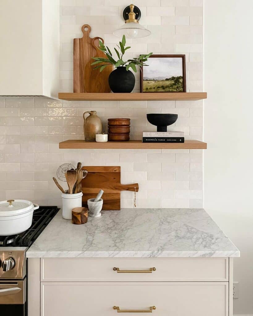 Short Kitchen Shelves With Modern Décor