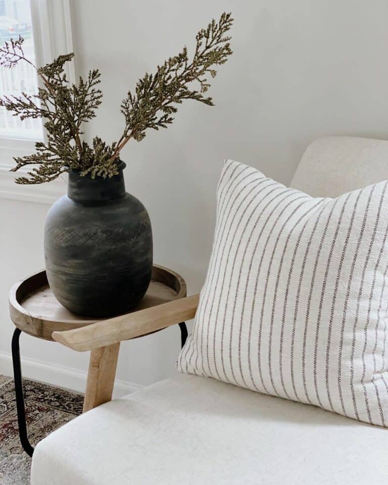 Side Table Décor Idea in Minimalist Lounge