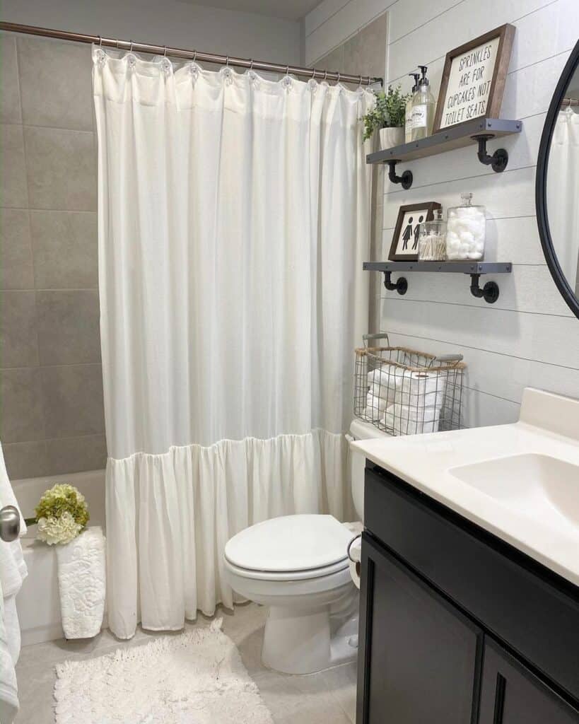 Small Black and Grey Bathroom Décor Ideas