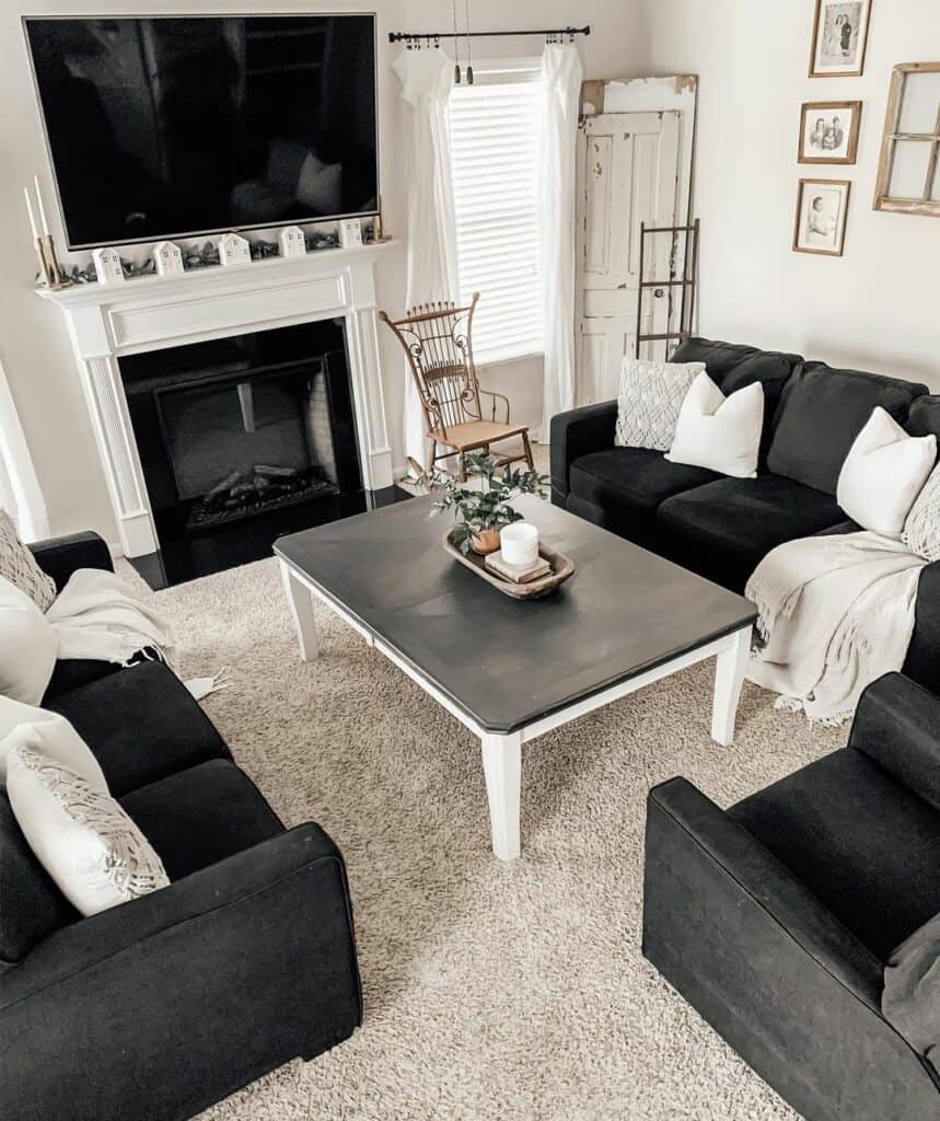 Small Black and White Living Room Décor
