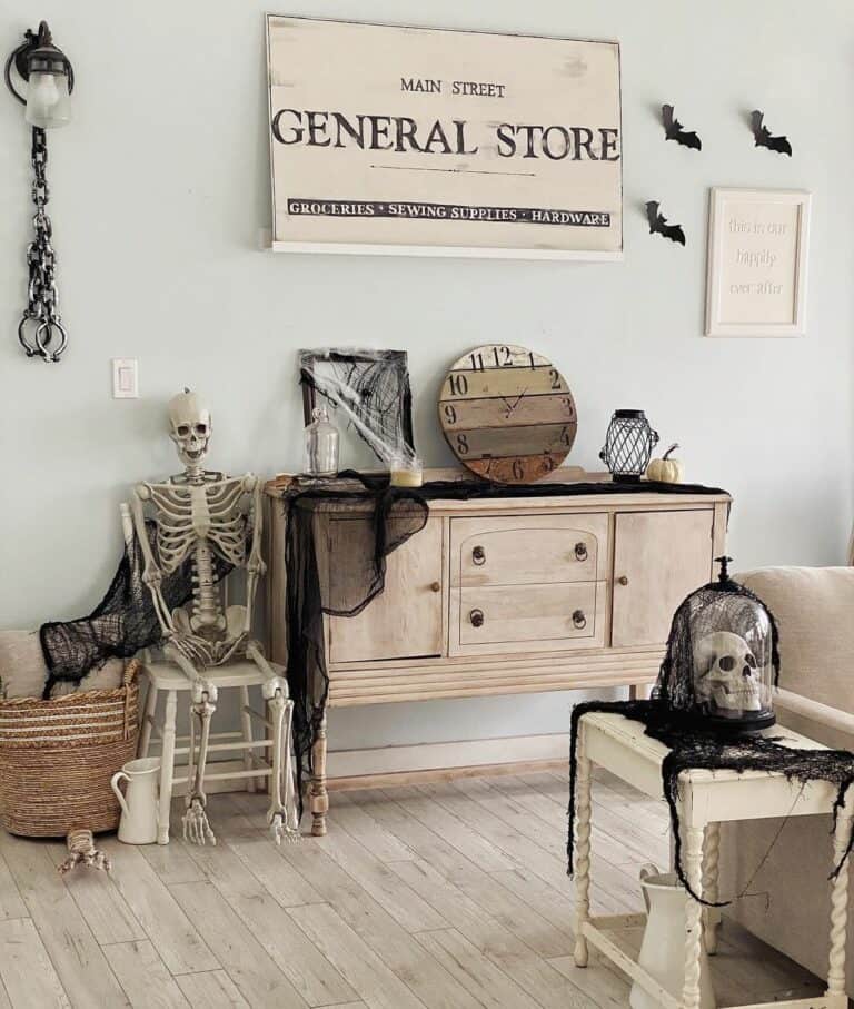 Spooky Home With Rustic Scary Décor