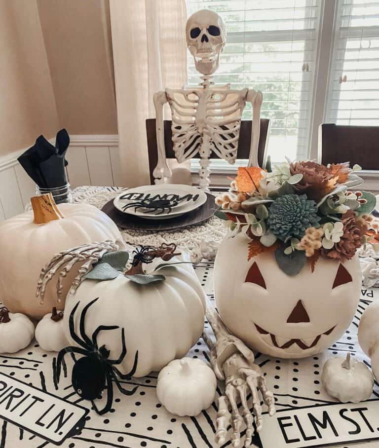 Spooky Living Room Décor With White Pumpkins