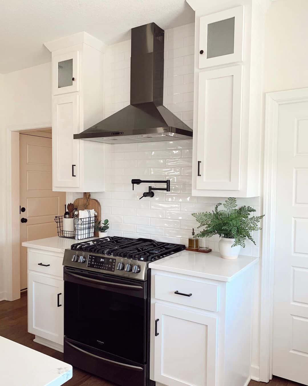29 Unforgettable White Kitchen Cabinet Hardware Ideas
