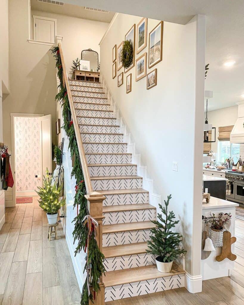 Stairwell Riser Accent Wallpaper Ideas