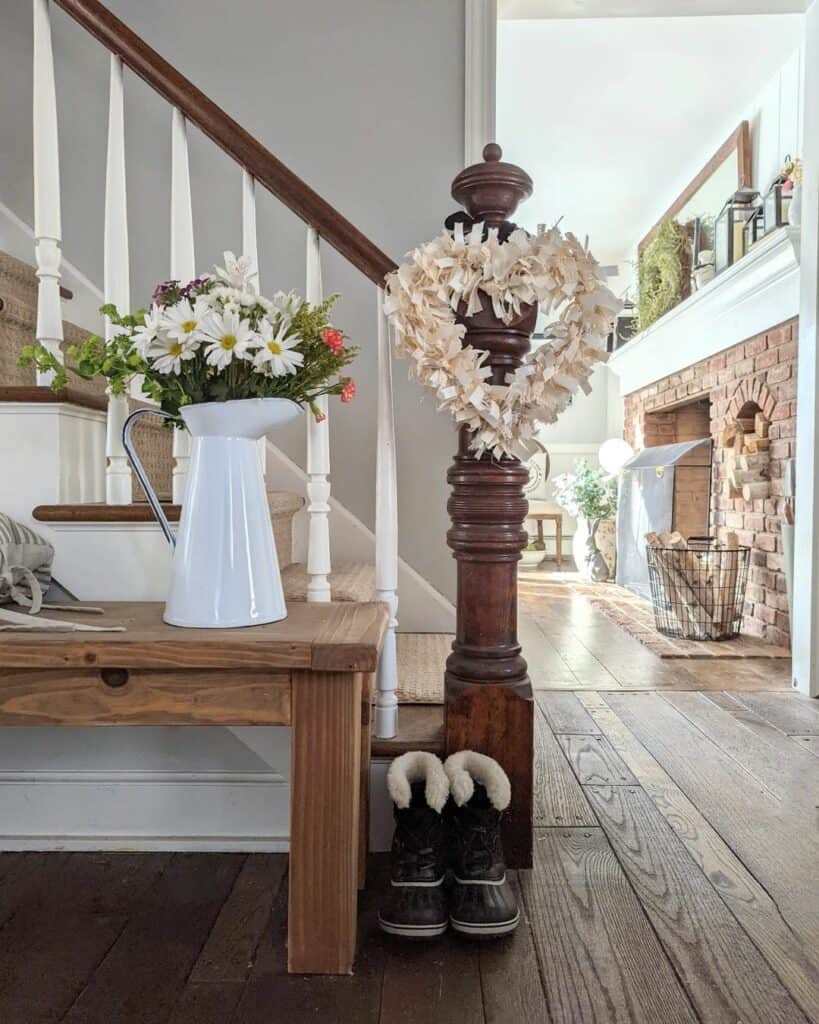 Stunning Textured Apartment Decor Ideas For Stairs image