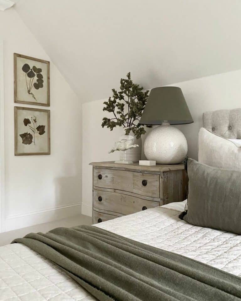 Traditional Green Bedroom Décor