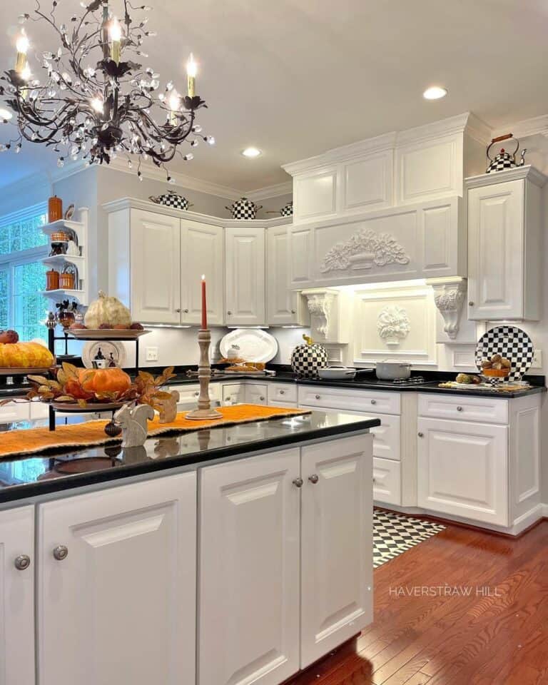Traditional Kitchen With Checker Print Décor