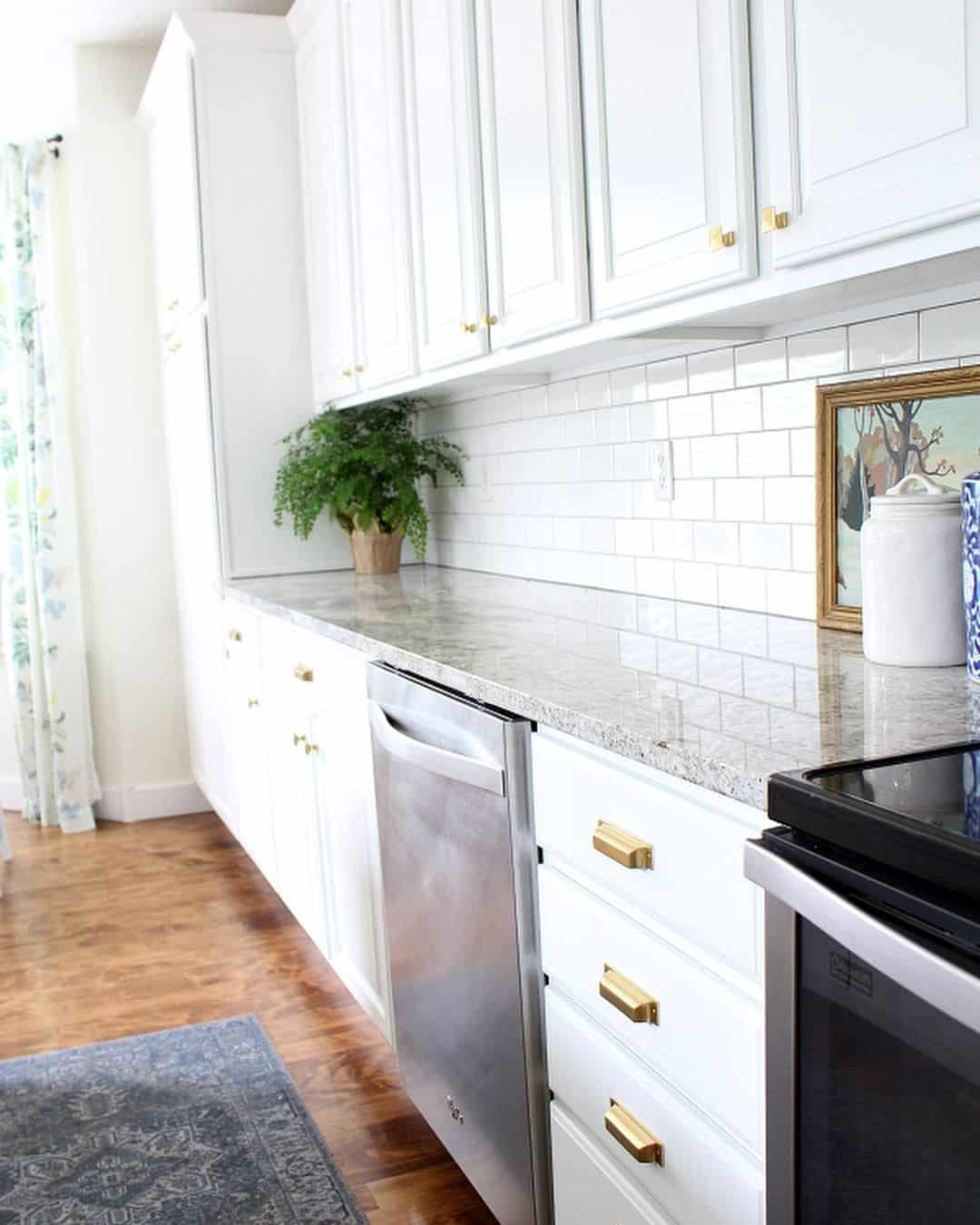 29 Unforgettable White Kitchen Cabinet Hardware Ideas
