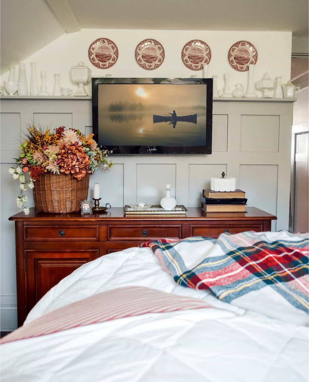 30 Bold Wainscoting Bedroom Ideas To Beautify Your Home