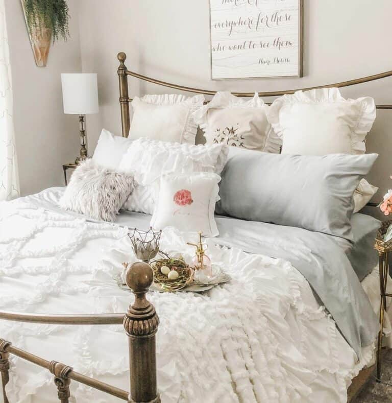 Vintage and Romantic Master Bedroom Idea