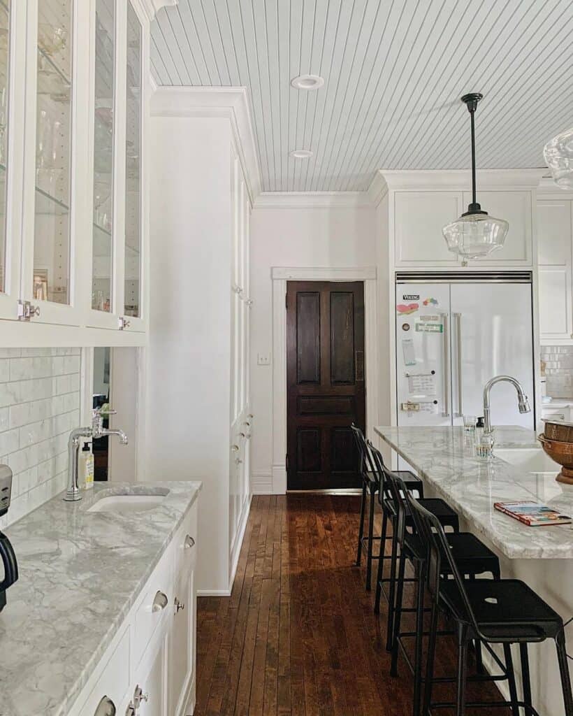 White Cove Ceiling Trim Ideas in Modern Kitchen