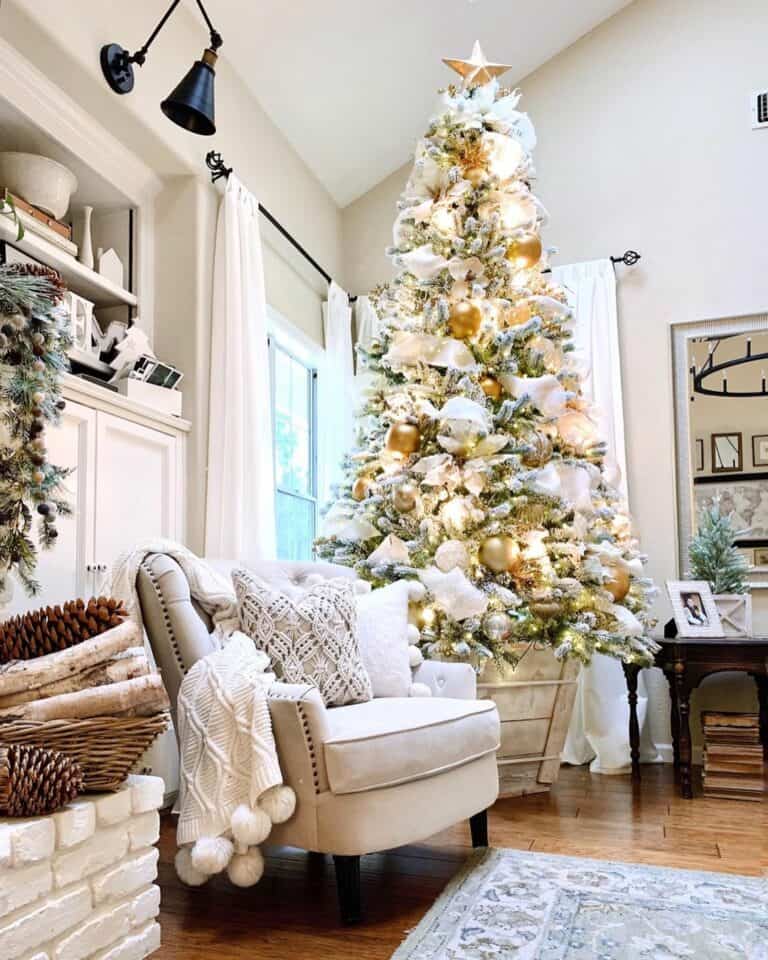 White and Gold Christmas Tree Décor Inspiration
