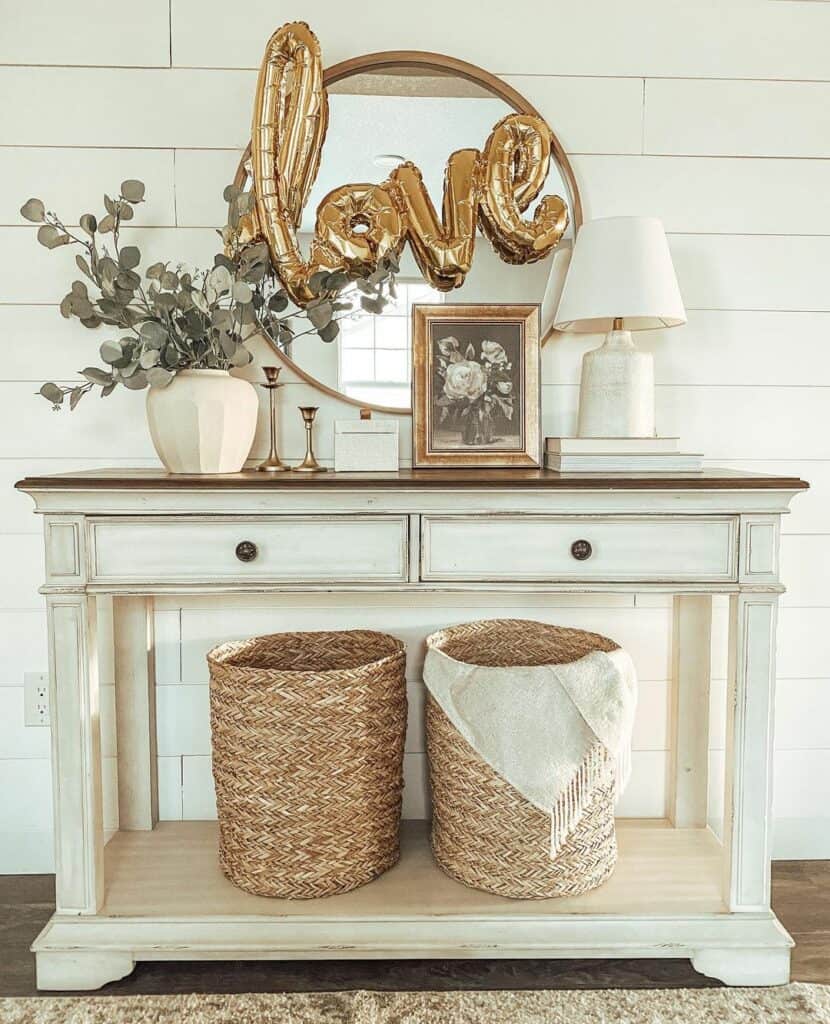 White and Gold Entryway Table Décor