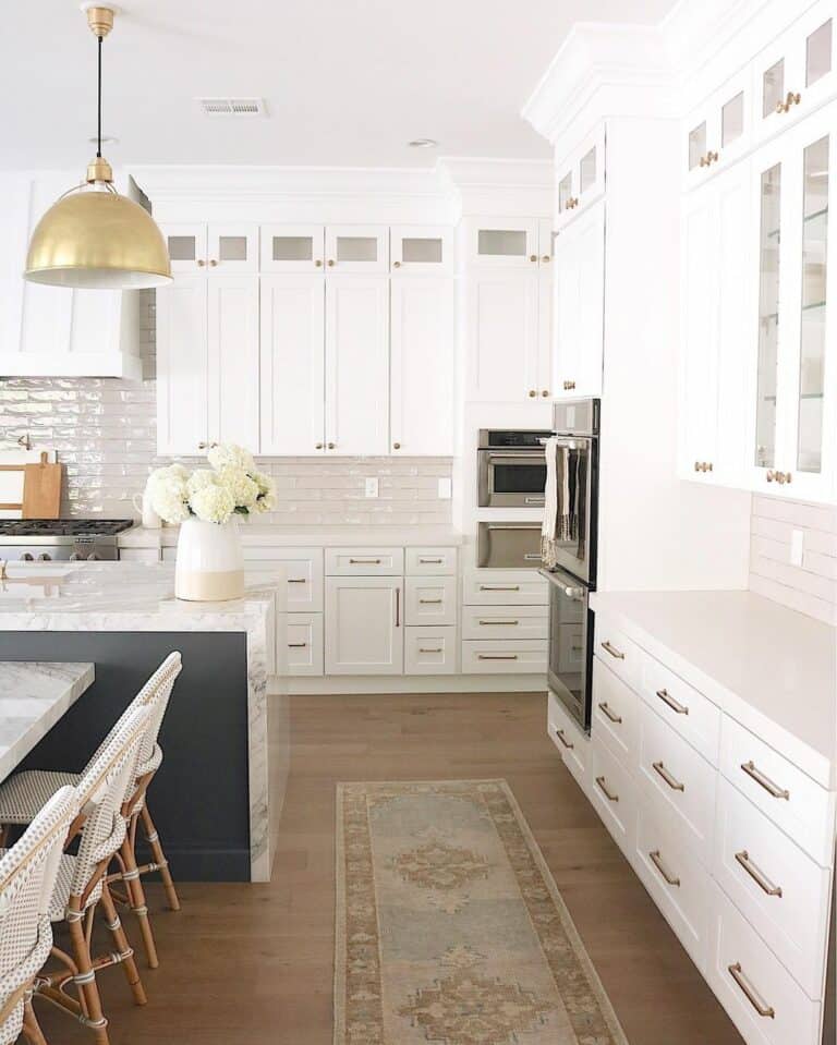 White and Golden Kitchen Décor