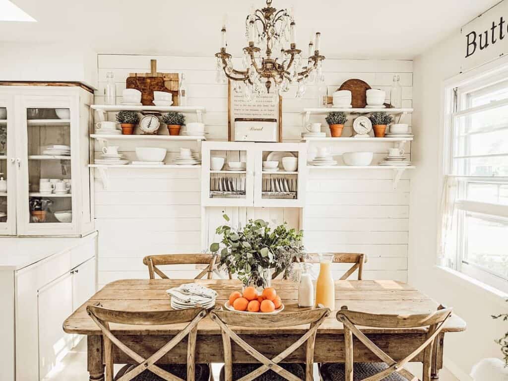 Wood and Terracotta Décor Ideas for a Kitchen Floating Shelf
