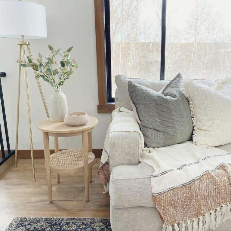 Wooden Side Table and Modern Décor Ideas