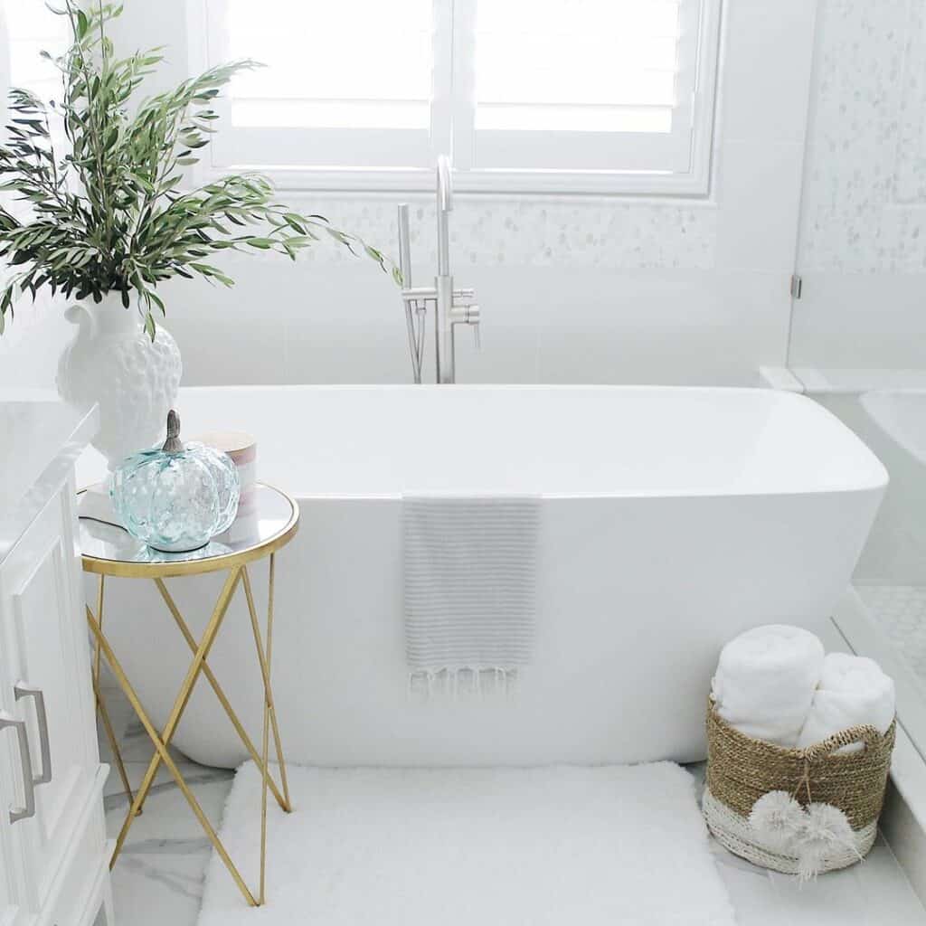 All-white Bathroom Décor