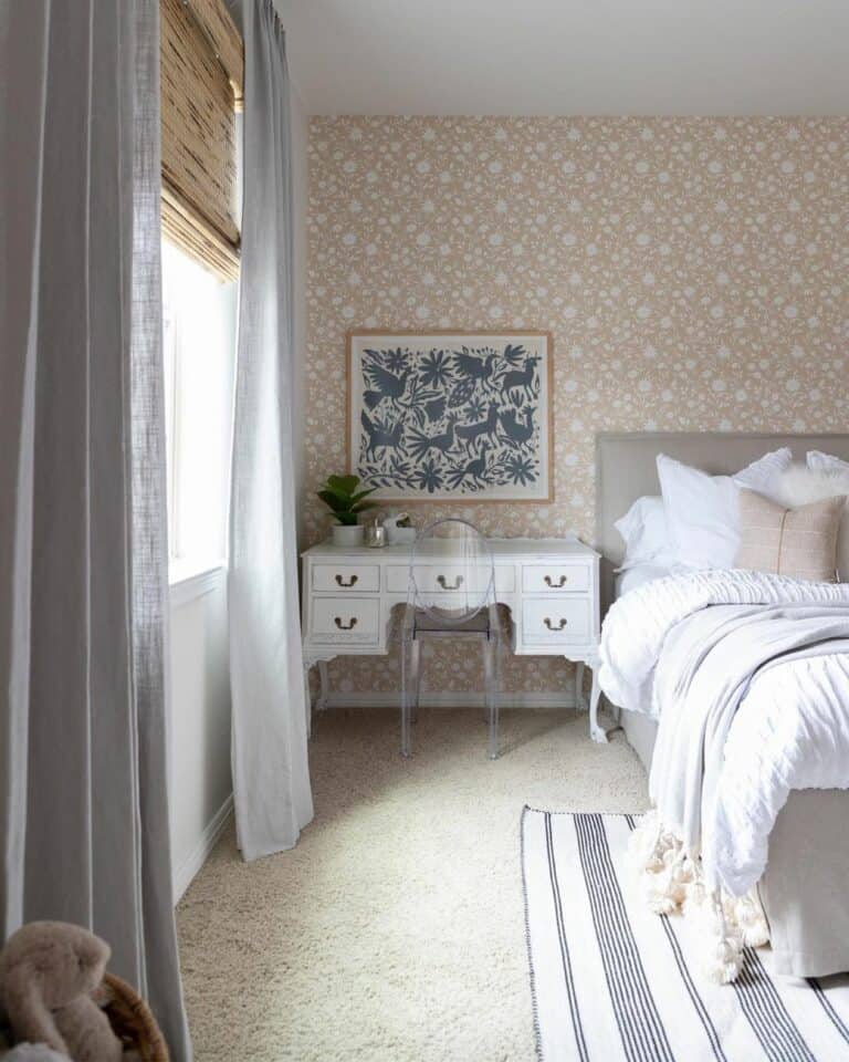 Alluring Soft Pink Bedroom Décor With Pink Accent Wall