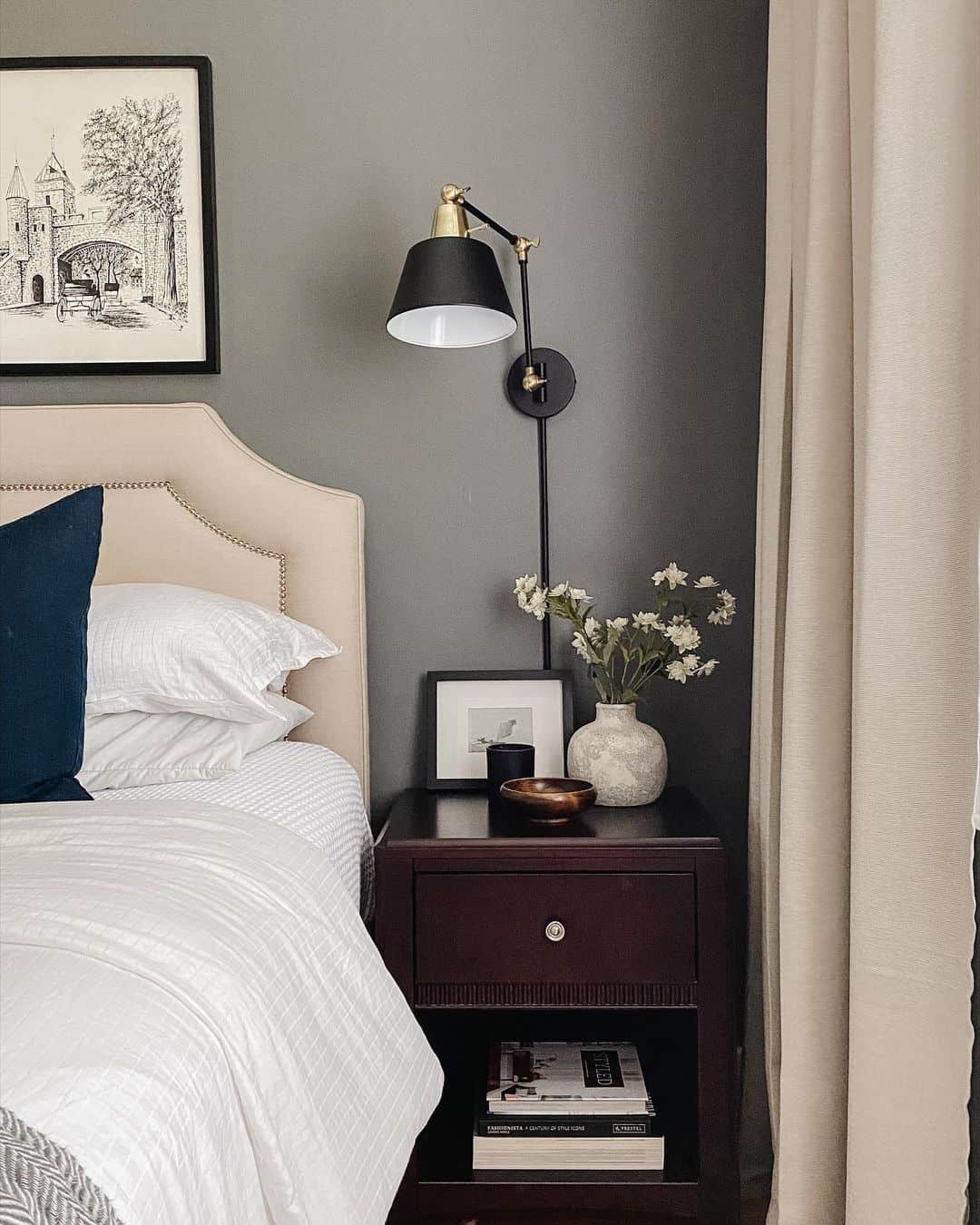 28 Cozy Bedrooms With Neutral Cream Headboard Upholstery Ideas