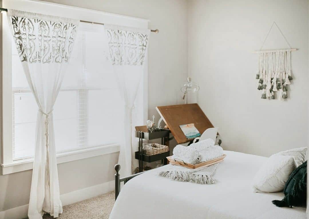 Artist's Nook Farmhouse Bedroom With White Bedding Soul & Lane