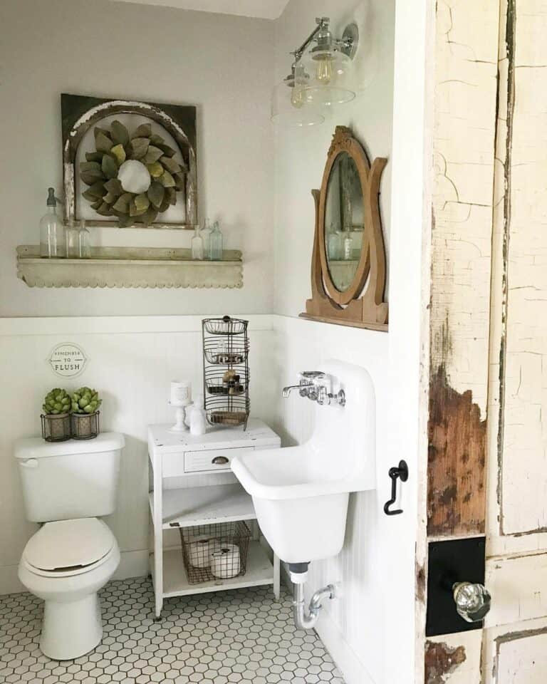 Bathroom With Farmhouse Rustic Wall Décor