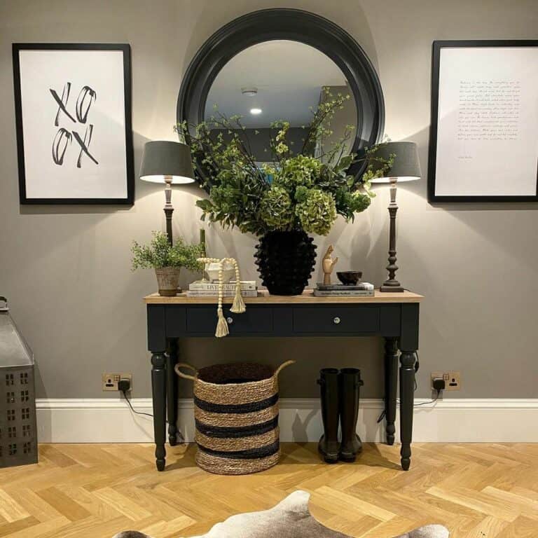 Black Entryway Console Table With Gray Table Lamps