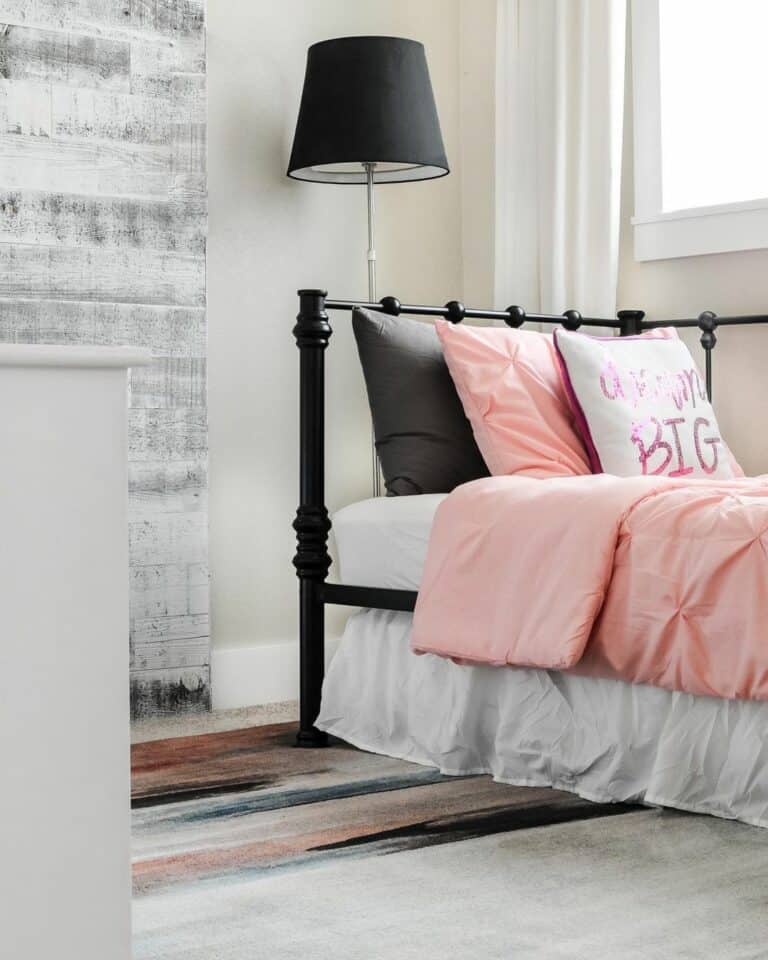 Black and Pink Bedroom Décor