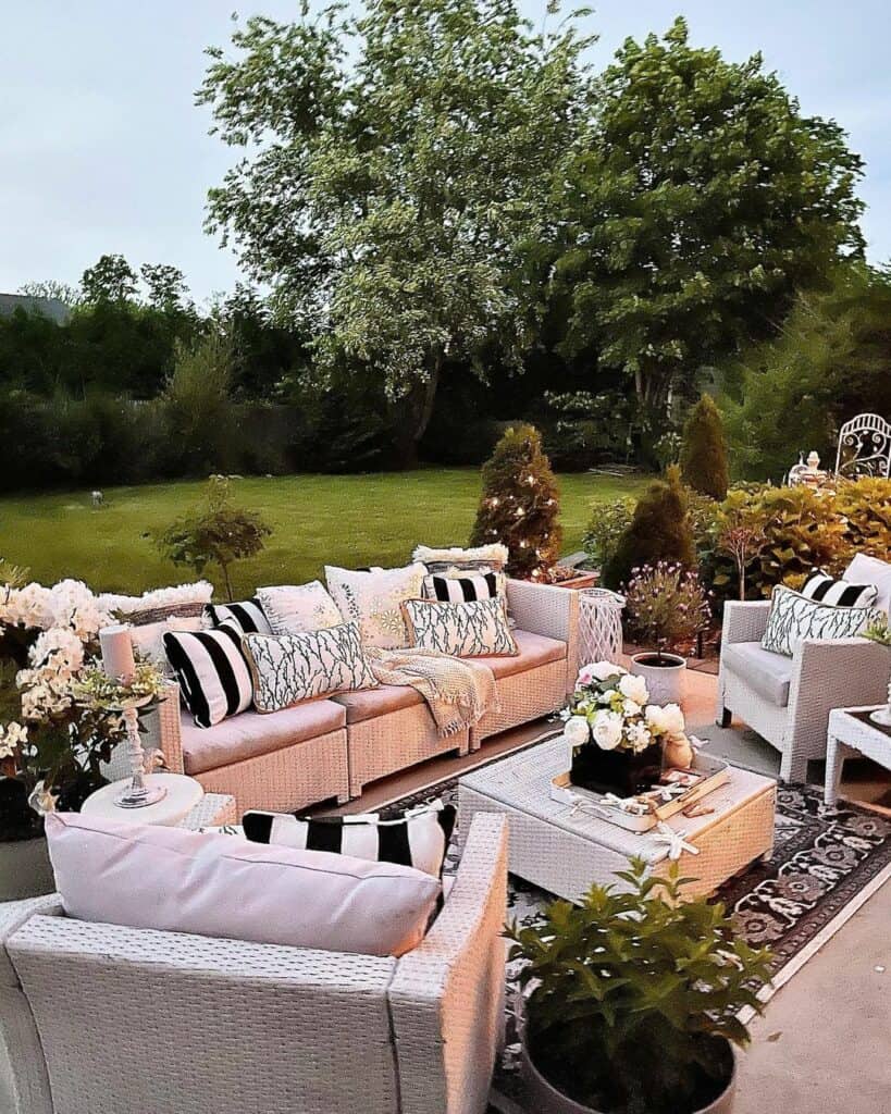 Black and White Open Patio Décor