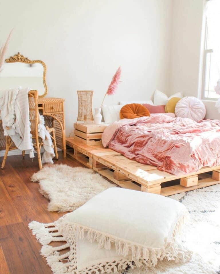 Boho Room With Wooden Pallet Frame