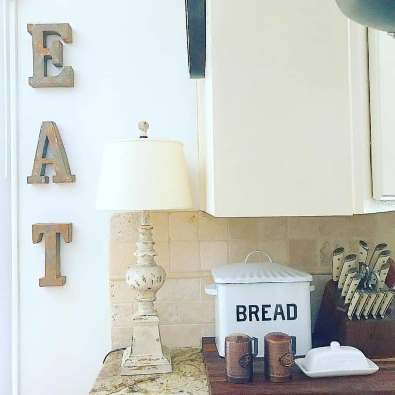 Bold Lettering Kitchen Décor Idea