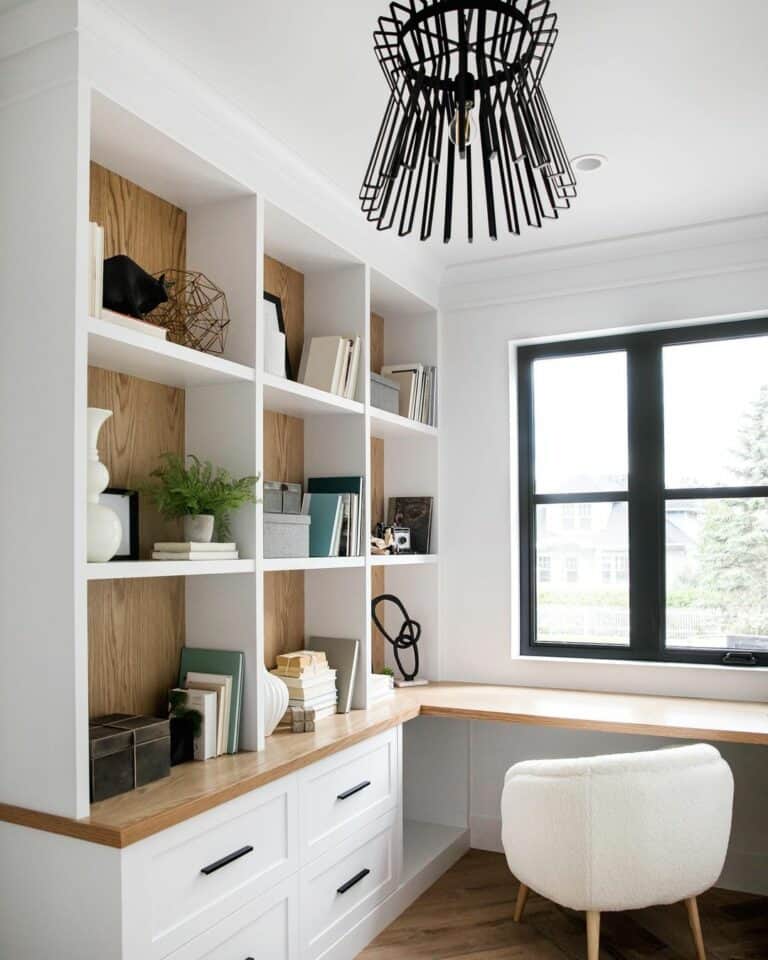 Bright Office Space With Farmhouse Décor