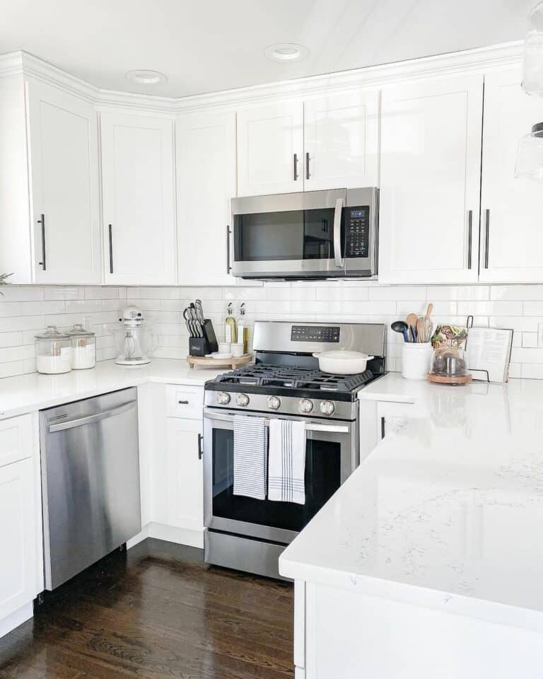Bright White and Clean Kitchen Décor