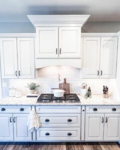 Cabinet Range Hood Casing Ideas for a Farmhouse Kitchen