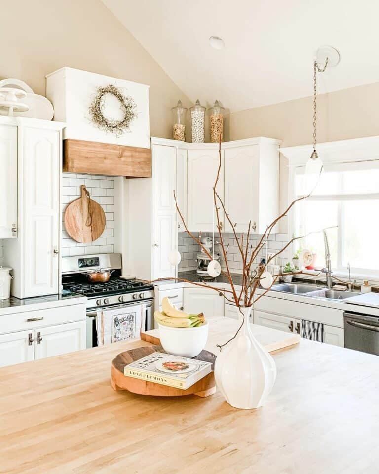 Captivating Light Wood Farmhouse Kitchen
