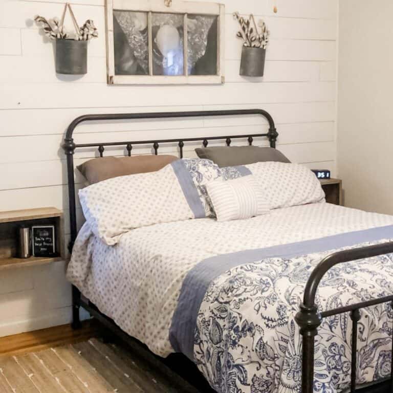 Charming Farmhouse Bedroom With Rustic Wall Décor