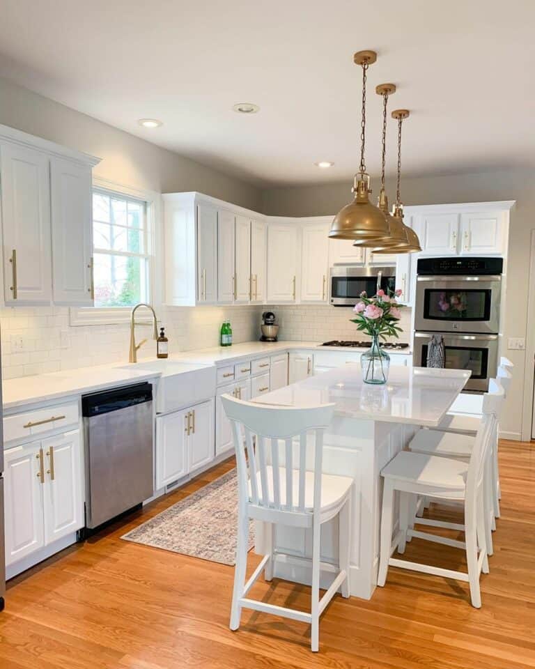 Charming Minimalist Farmhouse Kitchen With White Cabinets