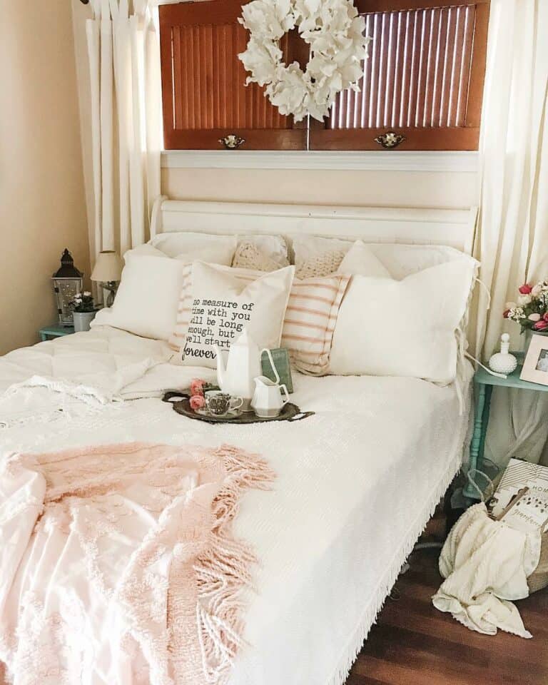 Charming Southern-style Pink Bedroom Décor